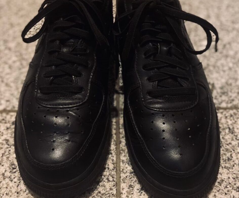 革クリームで磨いたNike Air Force1 Black-革靴のような輝き