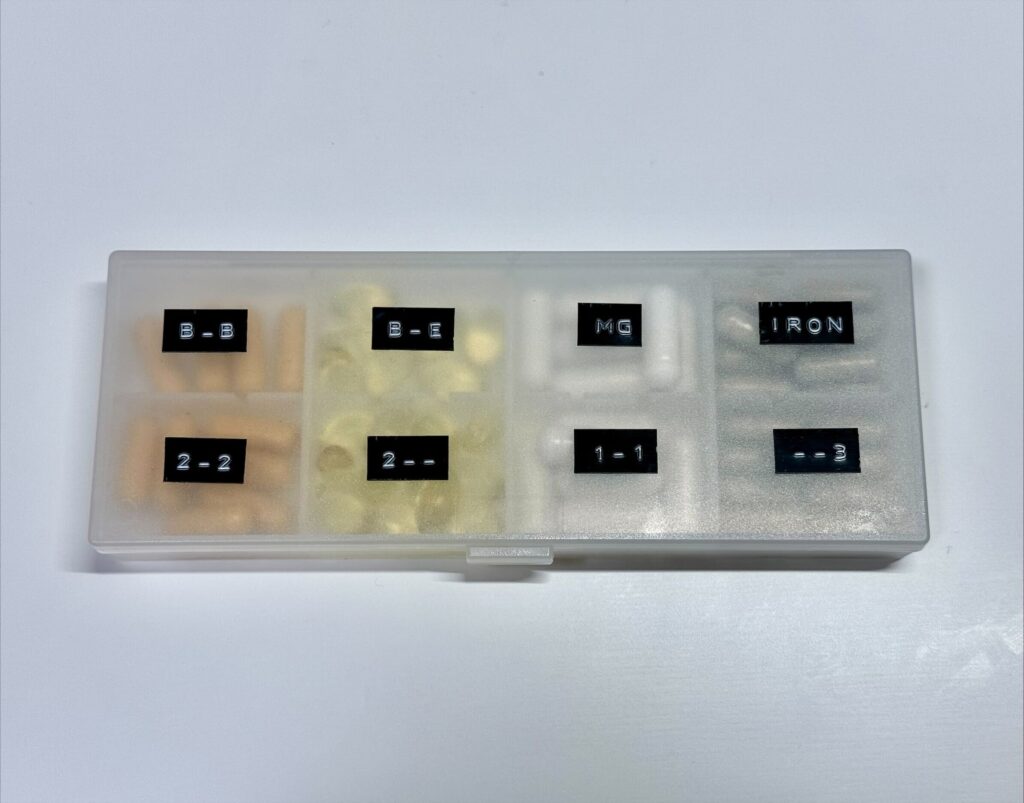 無印のピルケースにダイモのラベルライターでシールを張ったところ